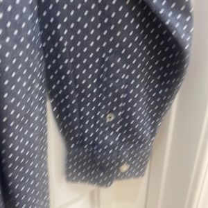 Nice crisp men’s shirt like new wore 1 time to tight w slim fit